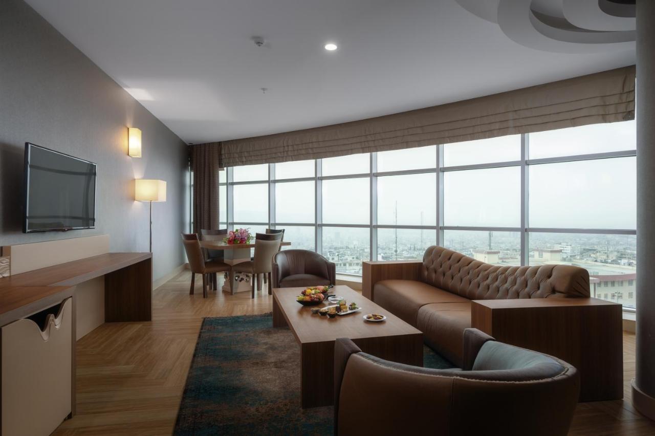 Titanic Hotel & Spa Sulaymaniyah Bagian luar foto A living room in a suite at the hotel