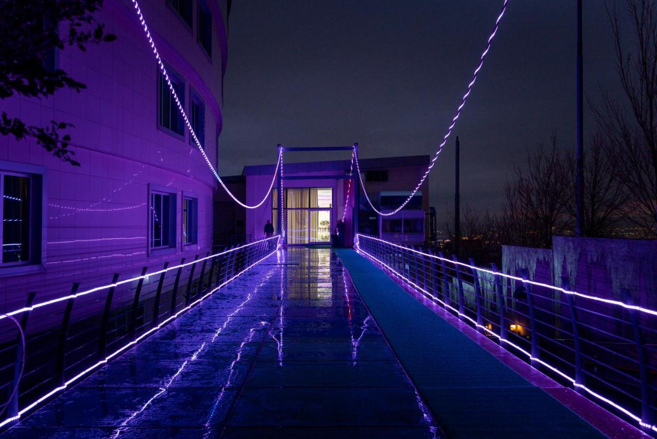 Titanic Hotel & Spa Sulaymaniyah Bagian luar foto The Skyway at night