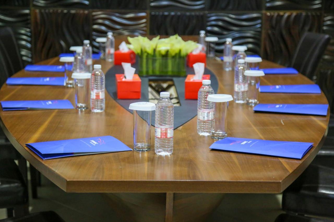 Titanic Hotel & Spa Sulaymaniyah Bagian luar foto The table at the Pentagon used by the Secretary of Defense