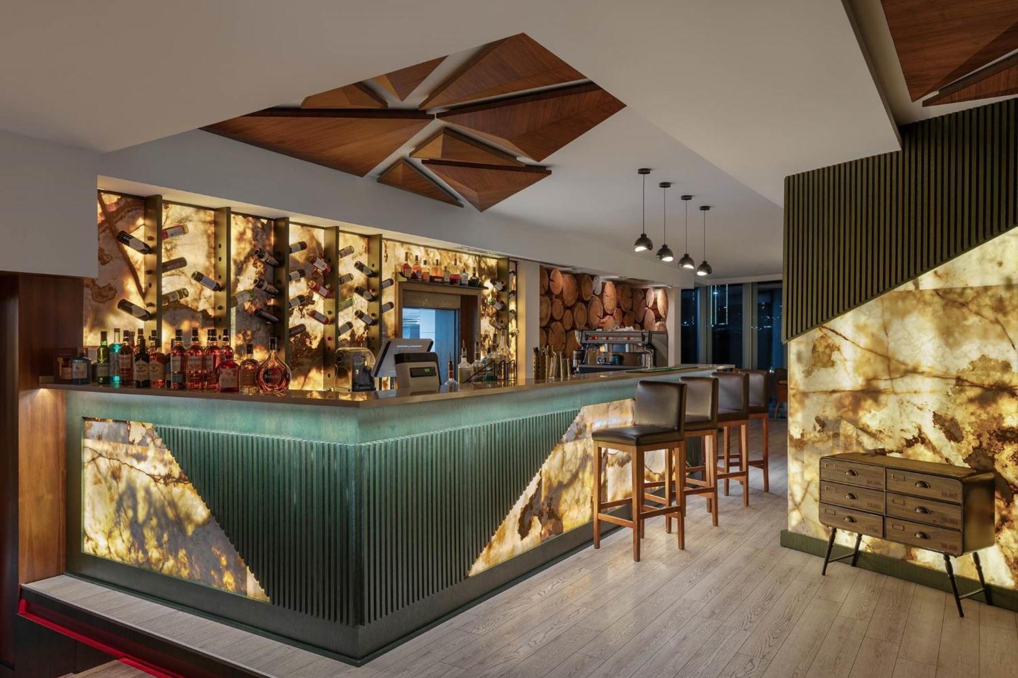 Titanic Hotel & Spa Sulaymaniyah Bagian luar foto The bar at the 101 bar