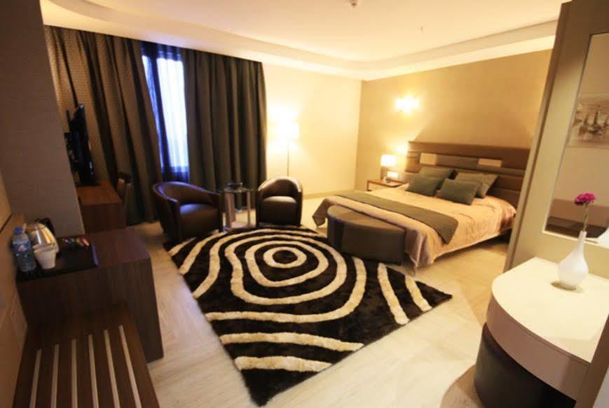 Titanic Hotel & Spa Sulaymaniyah Bagian luar foto A room at the hotel