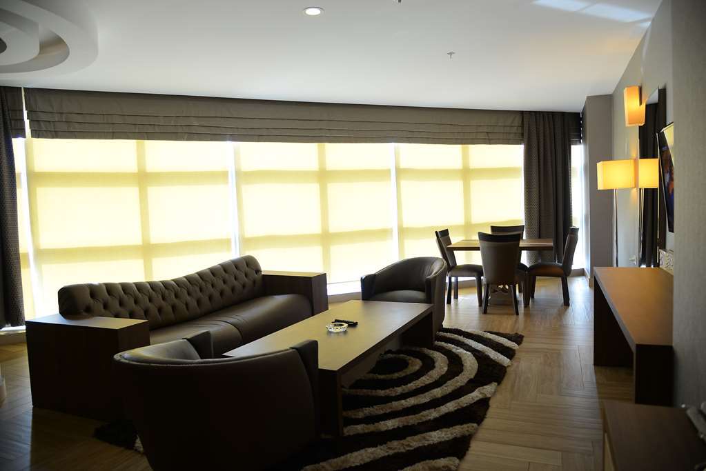 Titanic Hotel & Spa Sulaymaniyah Ruang foto A living room in a suite at the hotel