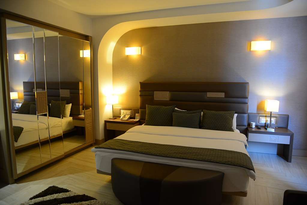 Titanic Hotel & Spa Sulaymaniyah Ruang foto A bedroom in a hotel