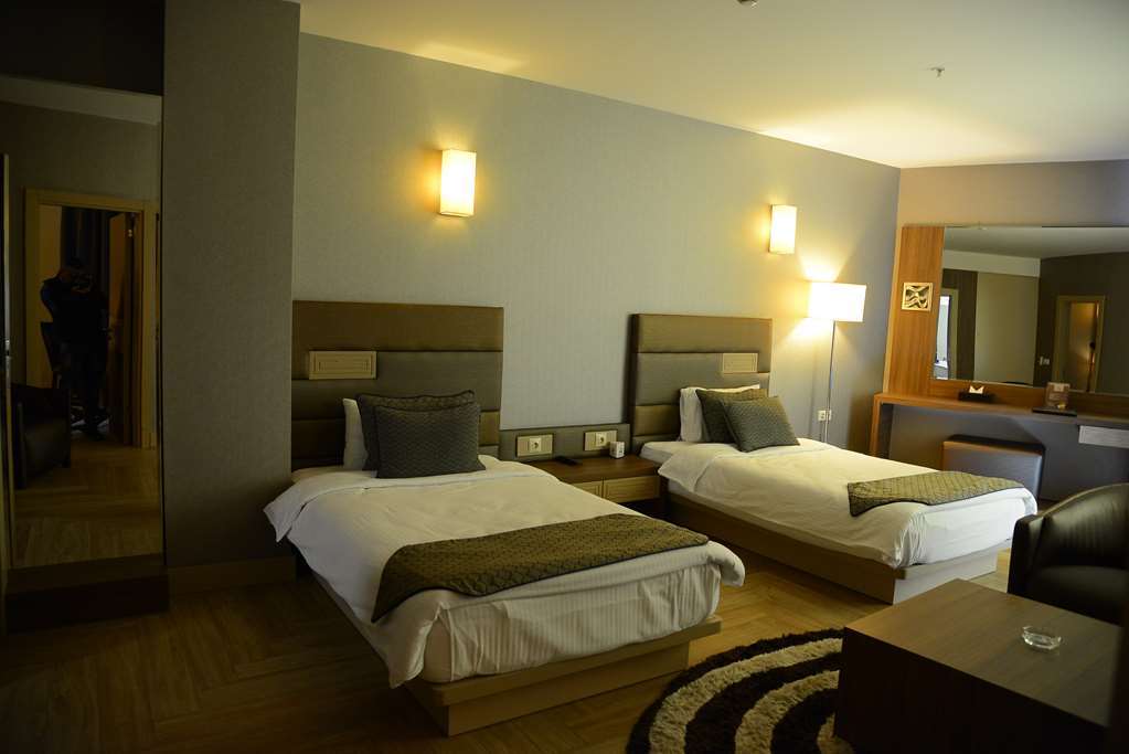 Titanic Hotel & Spa Sulaymaniyah Ruang foto A room at the hotel