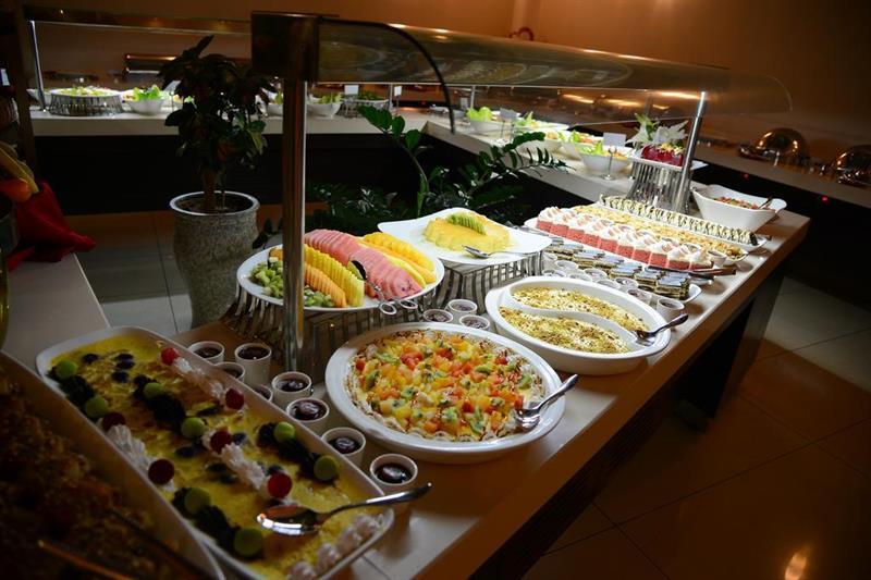 Titanic Hotel & Spa Sulaymaniyah Bagian luar foto A salad bar