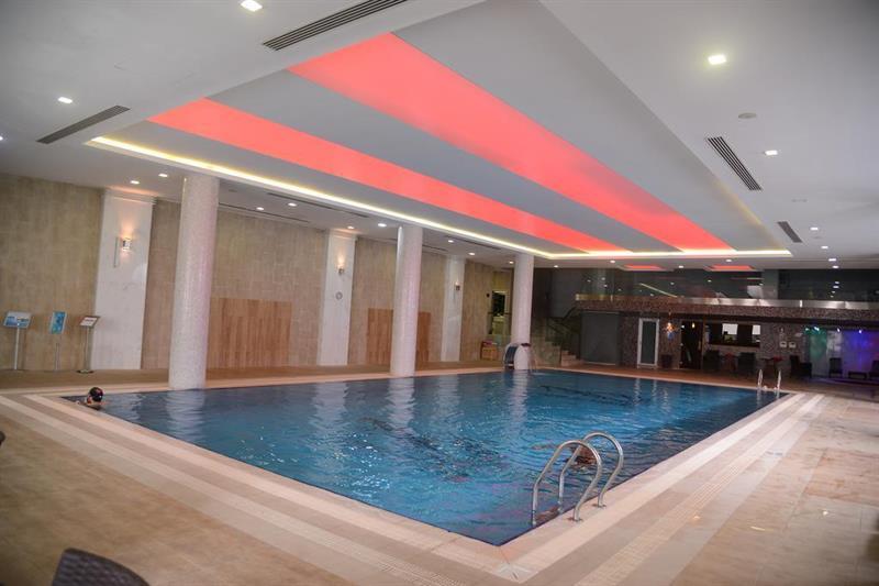 Titanic Hotel & Spa Sulaymaniyah Bagian luar foto The swimming pool at the hotel